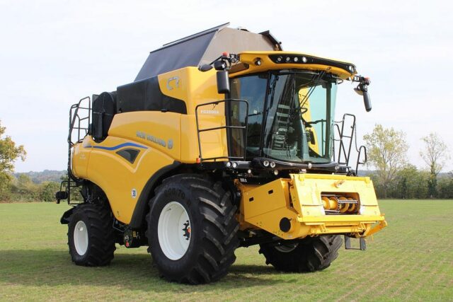New Holland CR7.90