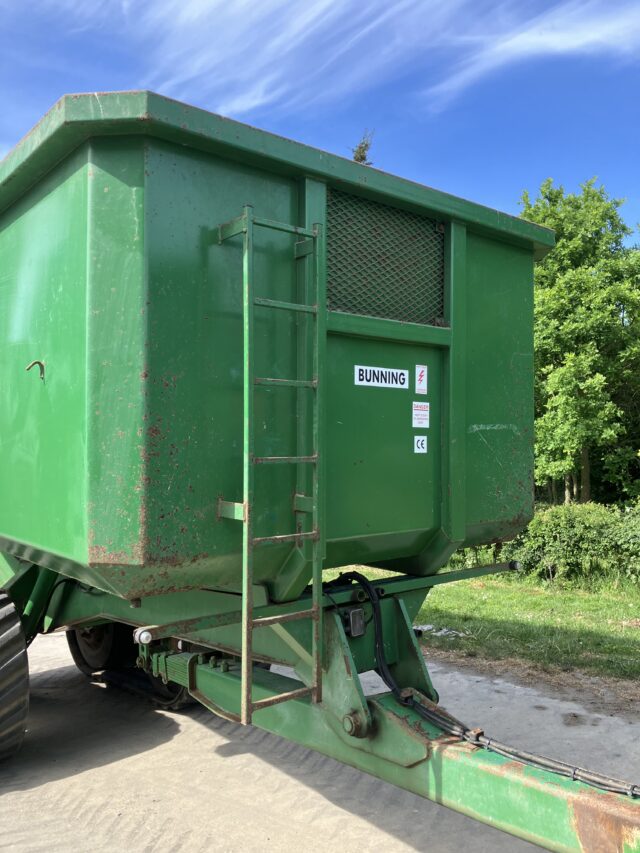 Bunning dump trailer on tracks