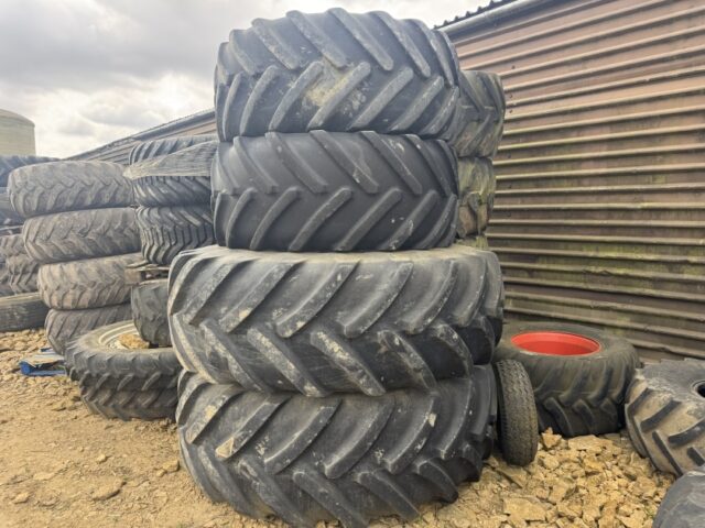 John Deere 8000 R Series 600 and 710 Wheels and Tyre’s