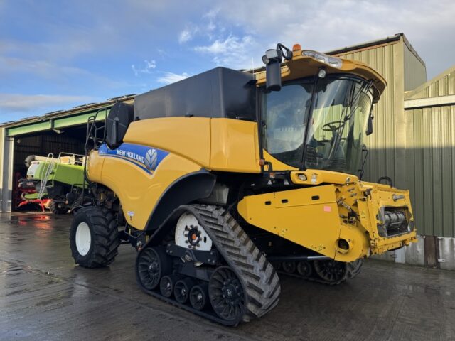 New Holland CR9070 c/w 30ft Varifeed Header