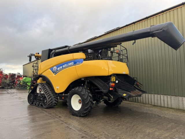 New Holland CR9070 c/w 30ft Varifeed Header