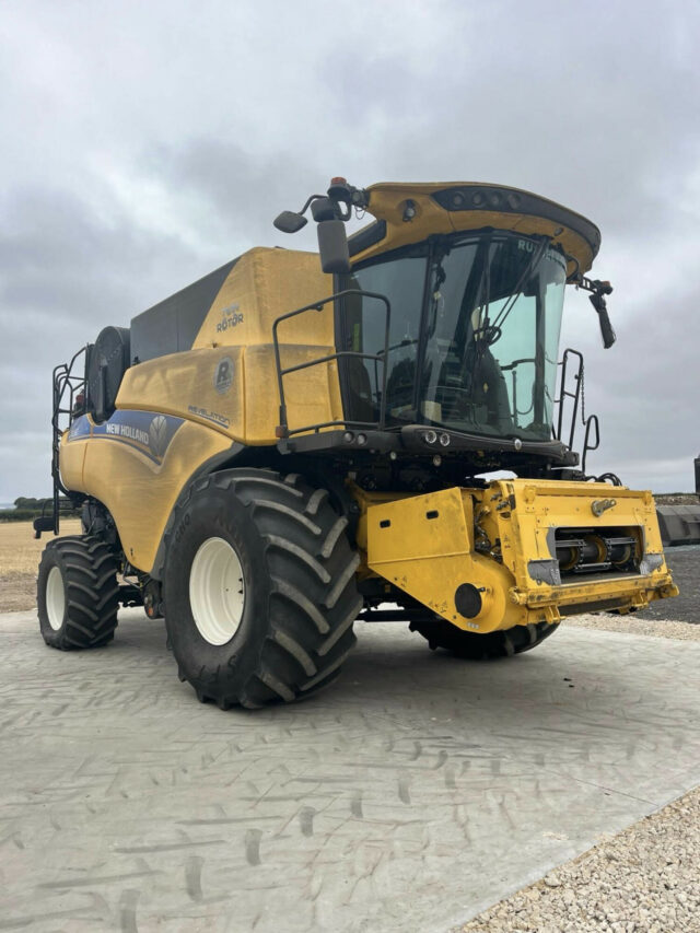 New Holland CR8.90 Combine Harvester For Sale