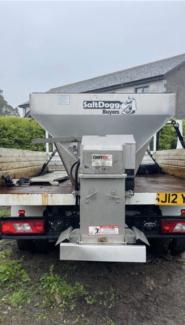 Mounted gritter snow dog gritter