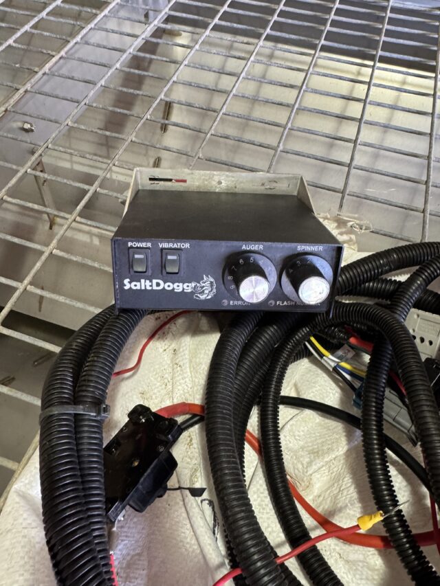 Mounted gritter snow dog gritter