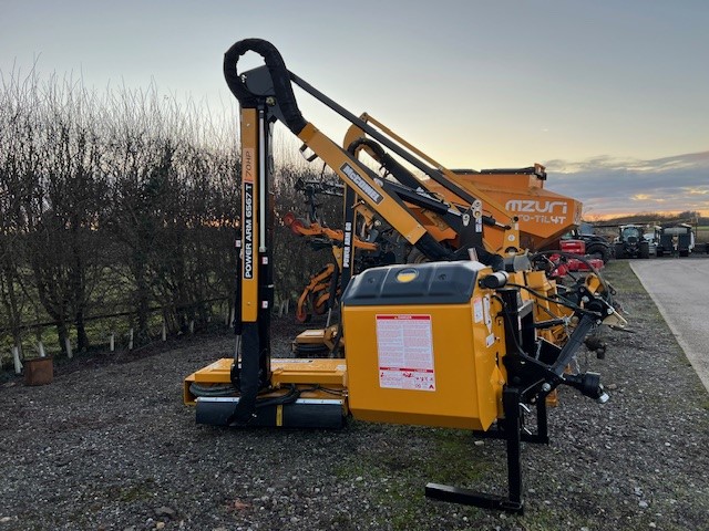 2M040458 MCCONNEL PA6567T HEDGECUTTER