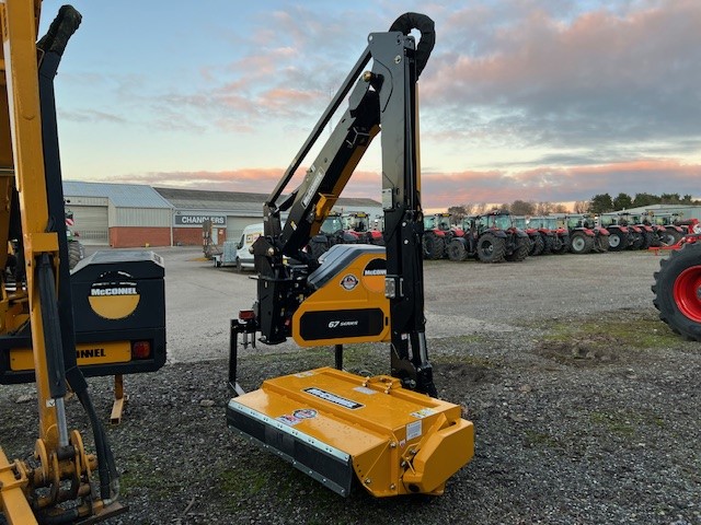 2M040458 MCCONNEL PA6567T HEDGECUTTER