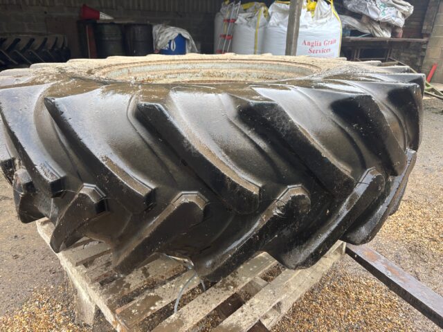 Stocks 20.8 R38 Dual Wheels + Clamps