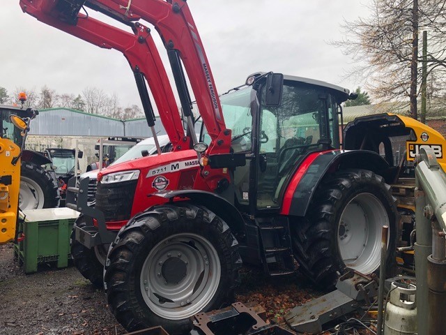 TH001351 MF5711M TRACTOR & FL3823 LOADER