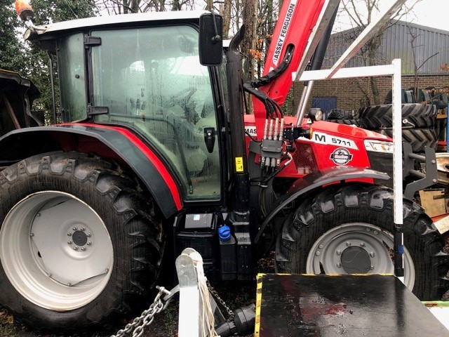 TH001351 MF5711M TRACTOR & FL3823 LOADER