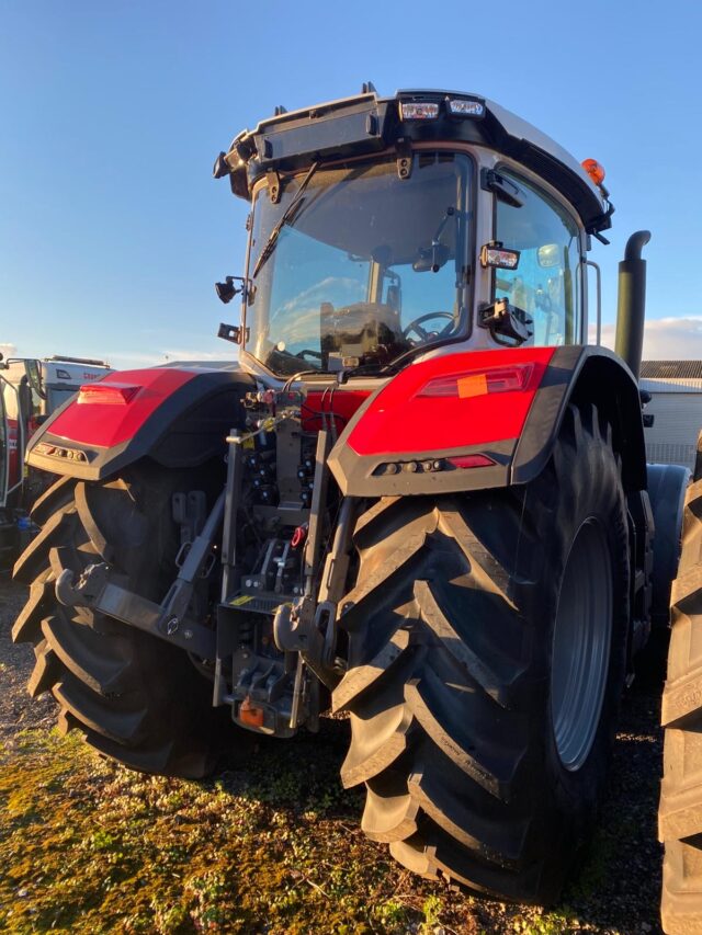 MA37089 MF 8S.205 EFD7 4WD TRACTOR