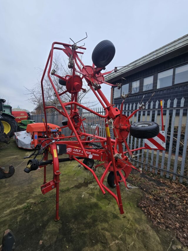 LELY LOTUS 675 TEDDER
