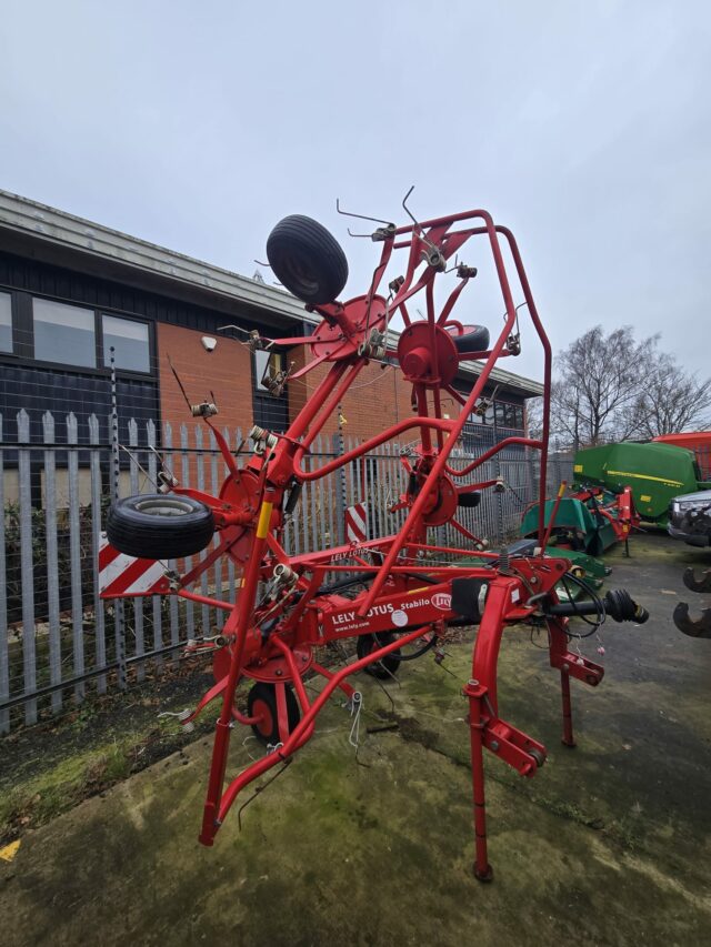LELY LOTUS 675 TEDDER