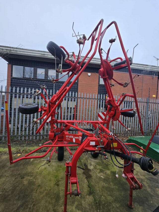 LELY LOTUS 675 TEDDER