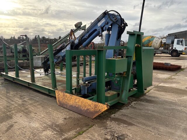 Hook loader flatbed