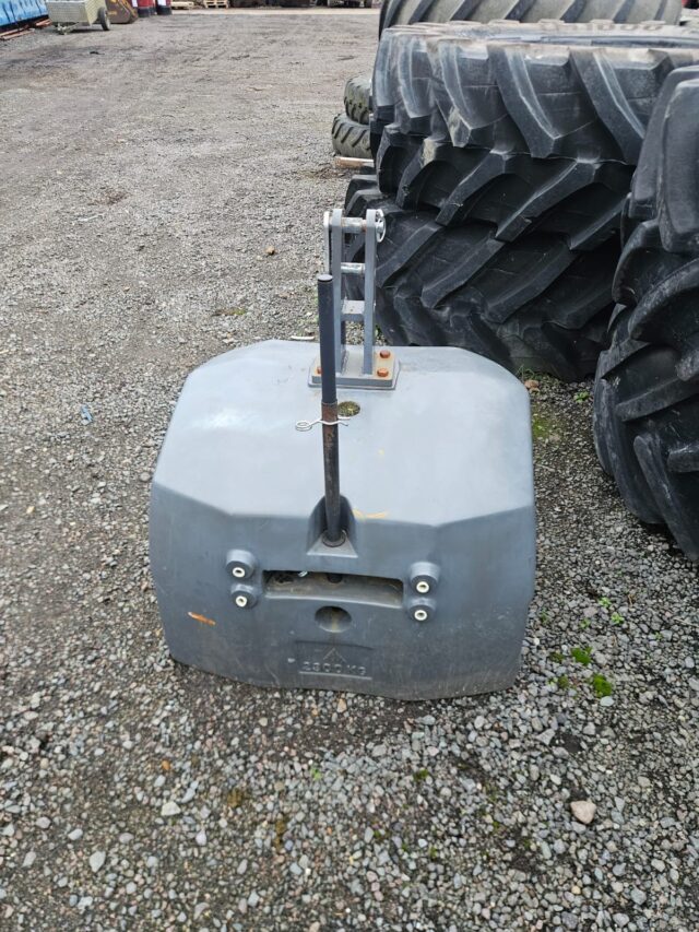 VA00257A VALTRA MONOBLOCK 2300KG WEIGHT
