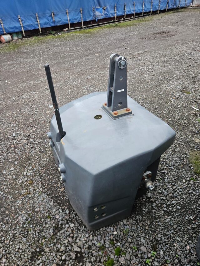 VA00257A VALTRA MONOBLOCK 2300KG WEIGHT