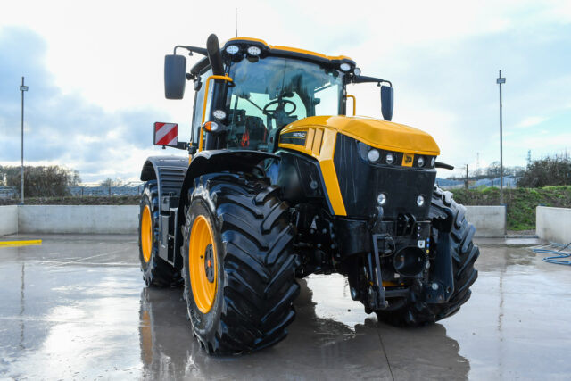 2023 JCB 4220 iCON Fastrac