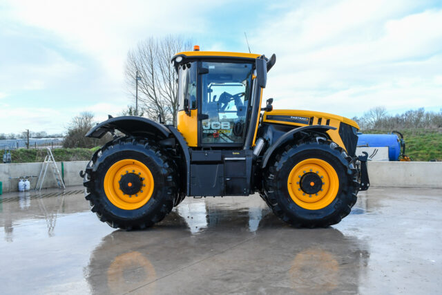 2023 JCB 4220 iCON Fastrac