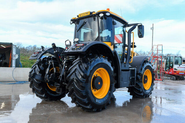 2023 JCB 4220 iCON Fastrac