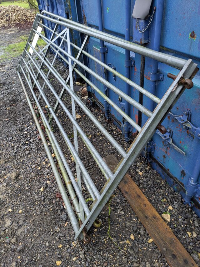 Metal gates