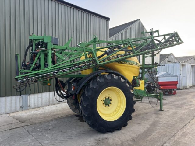 John Deere 832 Trailed Sprayer
