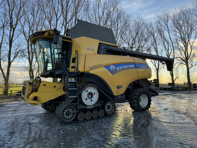 New Holland CR8.90 Combine Harvester For Sale