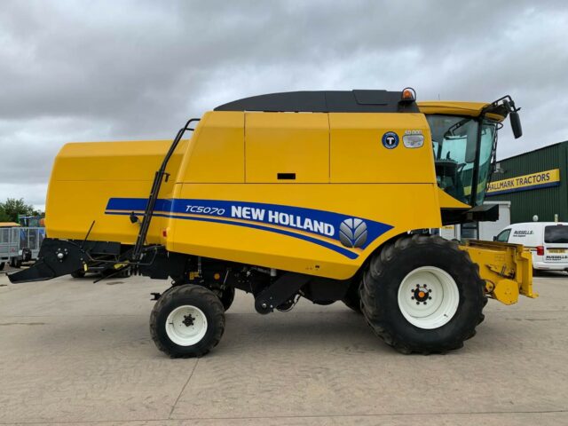 USED New Holland TC5070 Combine Harvester For Sale