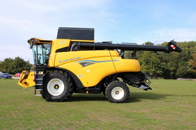 New Holland CR7.90