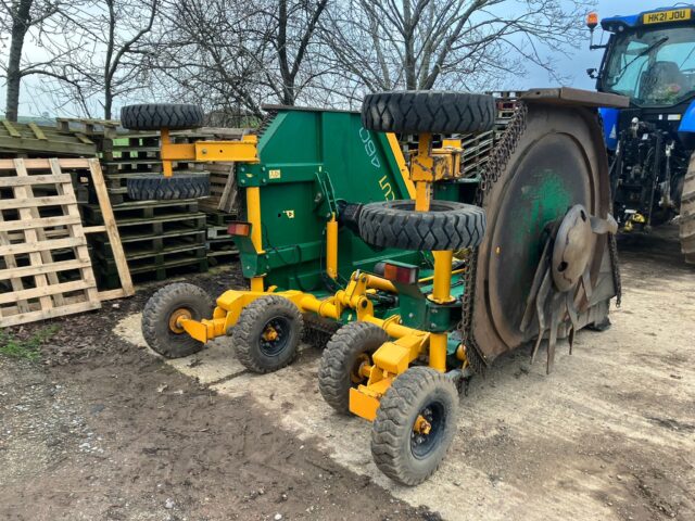 Spearhead batwing topper