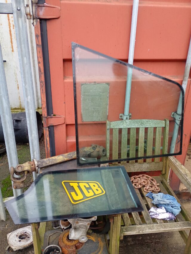 JCB 2011 526-56 cab door glass
