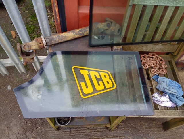 JCB 2011 526-56 cab door glass