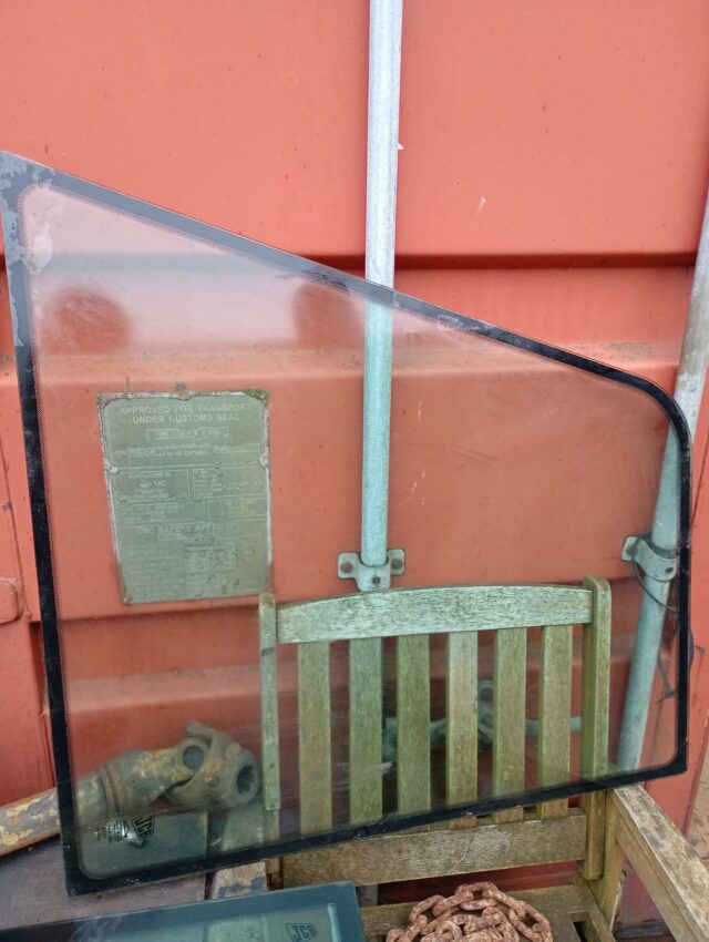 JCB 2011 526-56 cab door glass