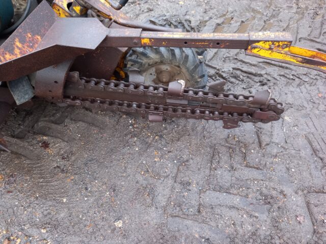 AF trenching machine