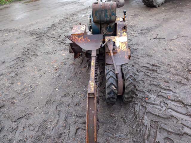 AF trenching machine