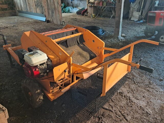 Motorised apple picker