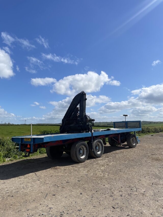 Articulated trailer with crane