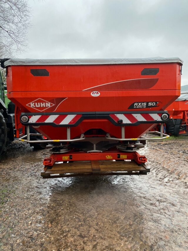 TG003272 KUHN AXIS 50.2 HEMCW SPREADER