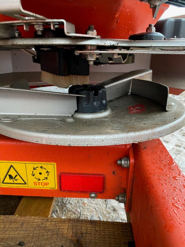 TG003272 KUHN AXIS 50.2 HEMCW SPREADER