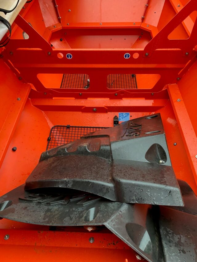 TG003272 KUHN AXIS 50.2 HEMCW SPREADER