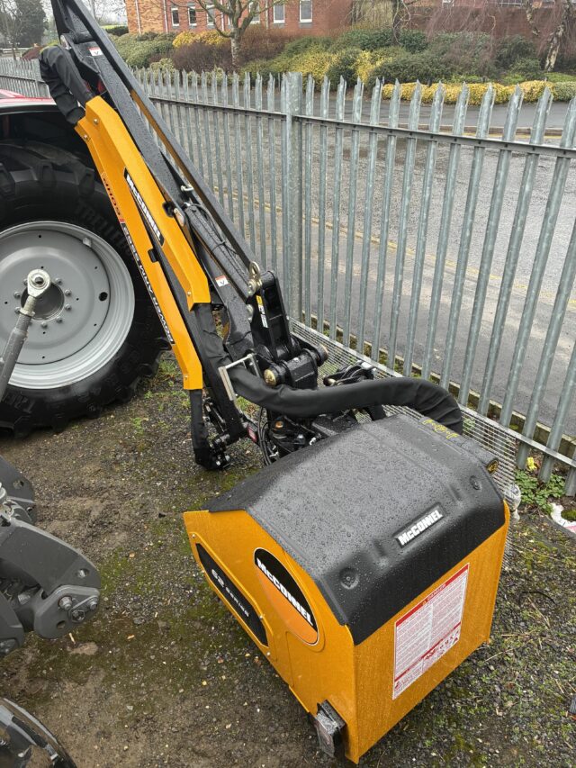 4M011648 MCCONNEL PA5562 HEDGECUTTER
