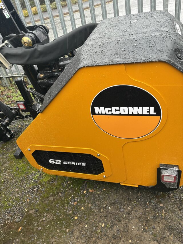 4M011648 MCCONNEL PA5562 HEDGECUTTER