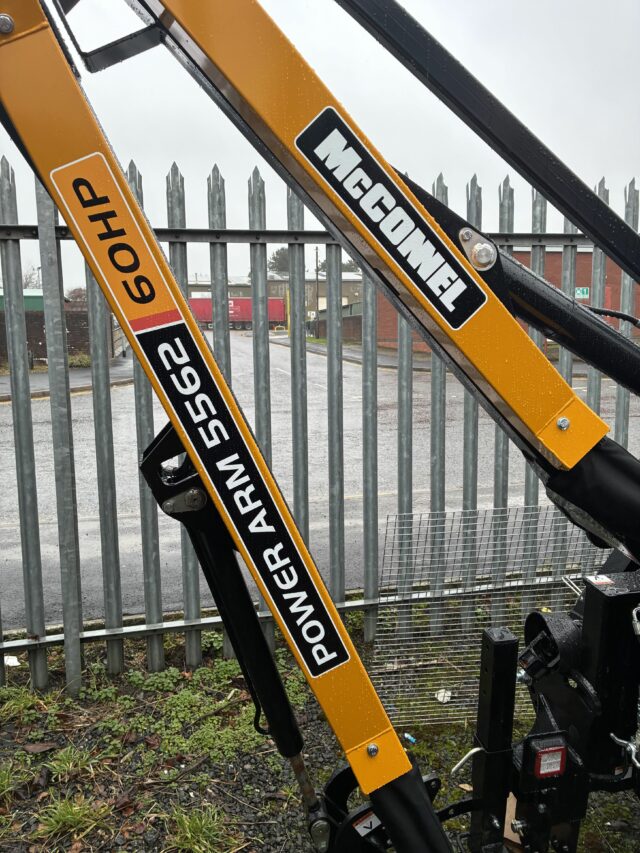 4M011648 MCCONNEL PA5562 HEDGECUTTER