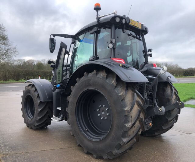 VA000327 DEMO VALTRA N175V4WD TRACTOR