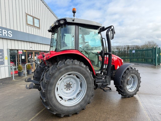 TD002366 2015 MF5610 4WD TRACTOR