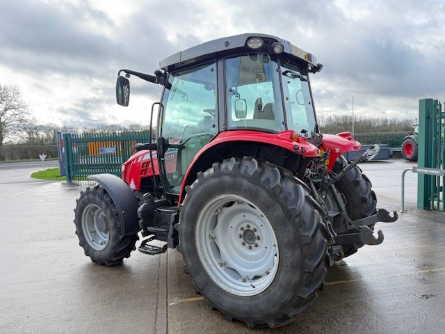 TD002366 2015 MF5610 4WD TRACTOR