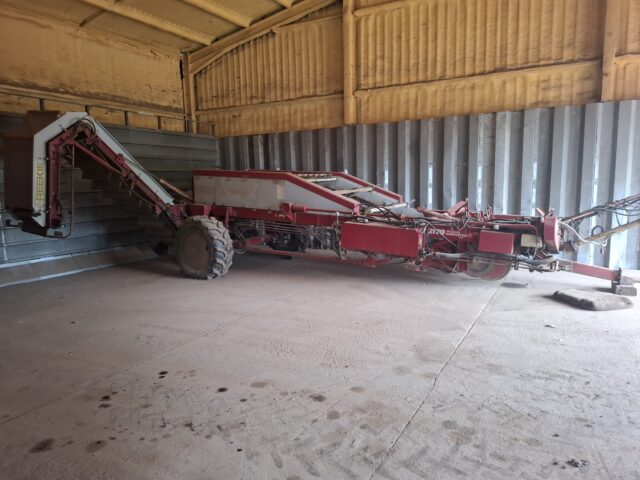 Reekie potato harvester