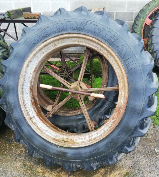 Dual wheels and tyres 13.6 R38