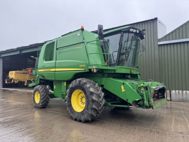 John Deere T670i Hillmaster c/w 625R Header